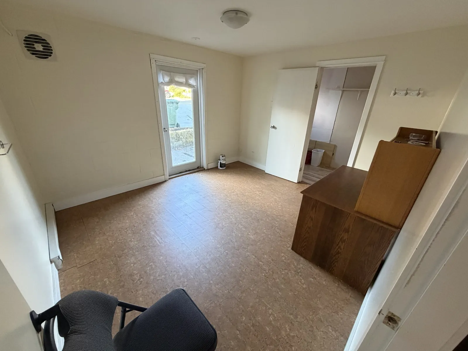 Room 2: room with cork floor, a glass exterior door and an open closet