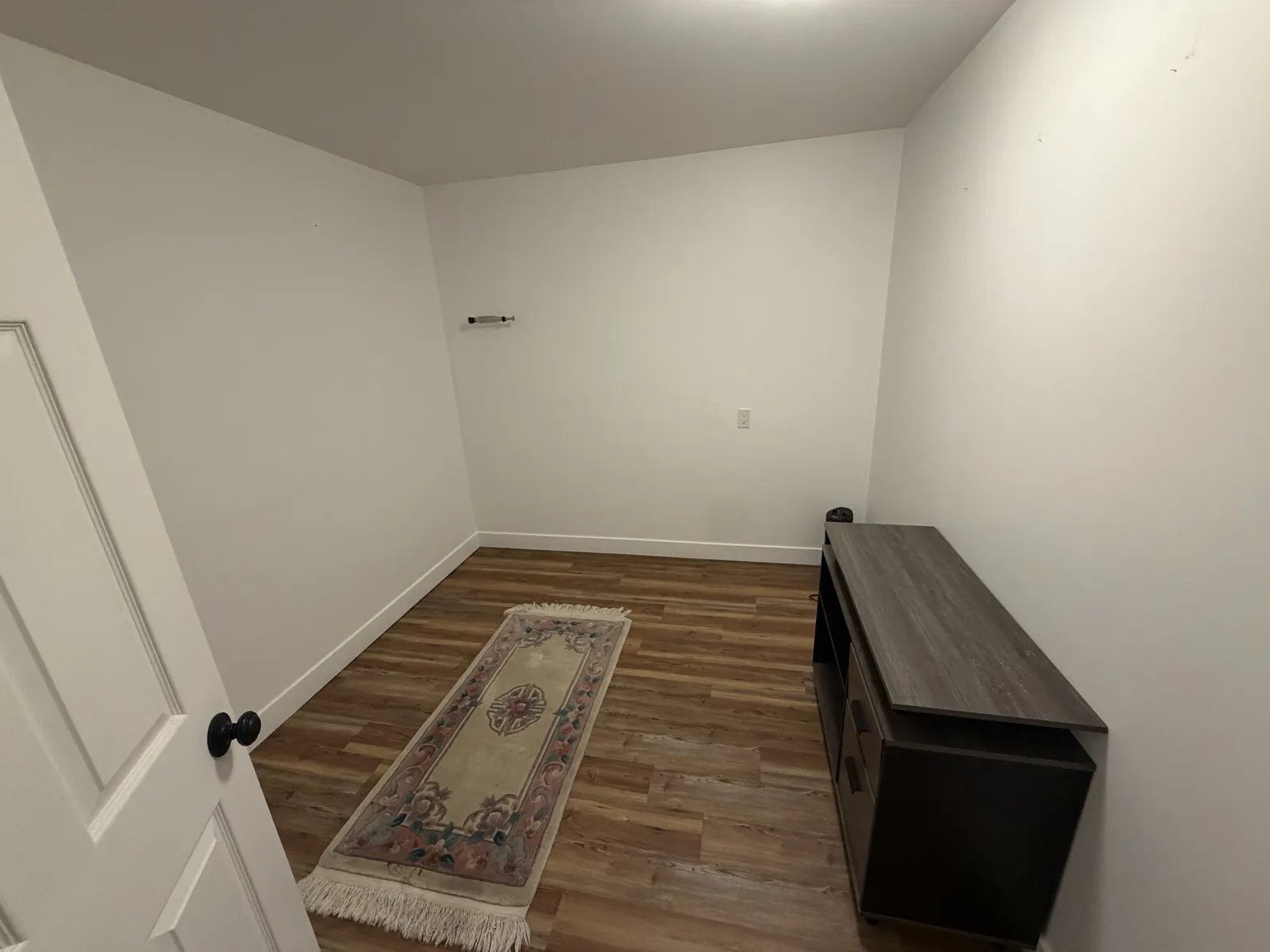 Room 4: small room with wood-look floor and white walls